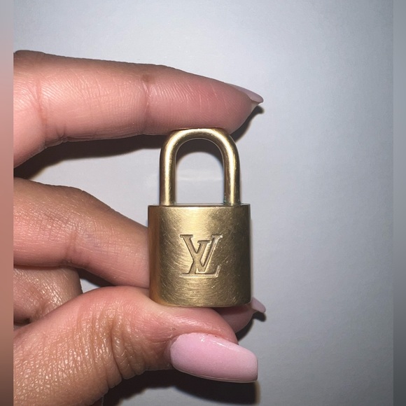 LV Lock #316 (no key) with unbranded bracelet - Picture 2 of 8